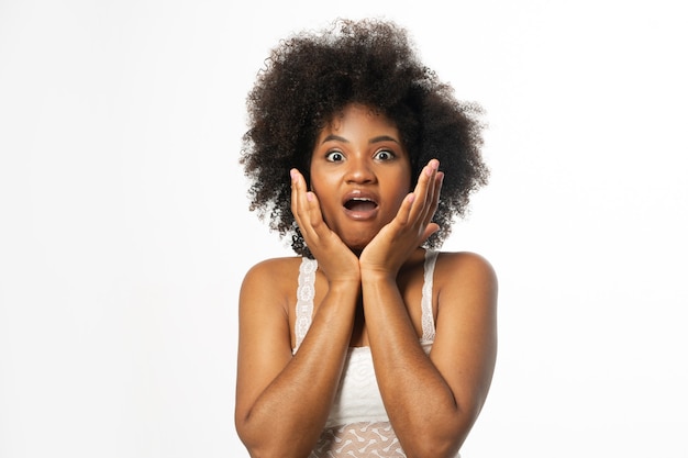 Foto mulher africana assustada emocional com penteado volumoso