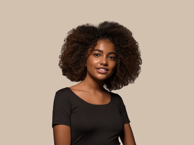 Foto mulher africana bonita t-shirt preta retrato corte de cabelo afro cor de fundo. marrom