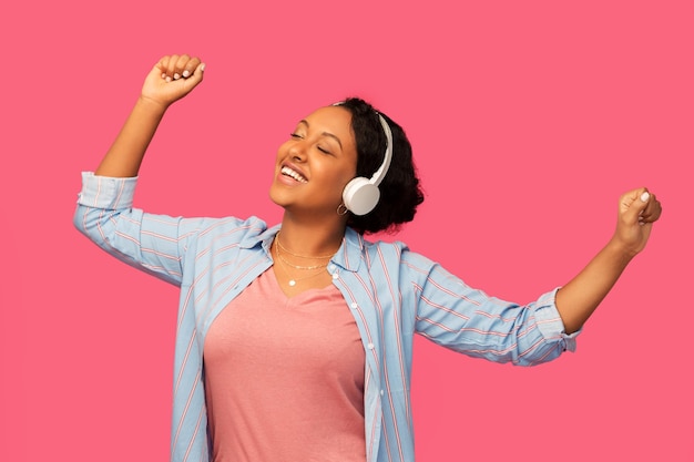 mulher africana com fones de ouvido a ouvir música