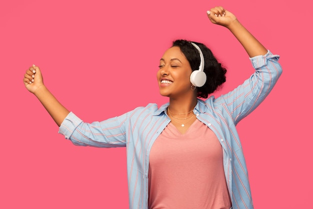 mulher africana com fones de ouvido a ouvir música