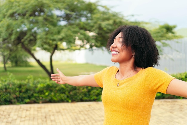 Mulher africana com os braços estendidos