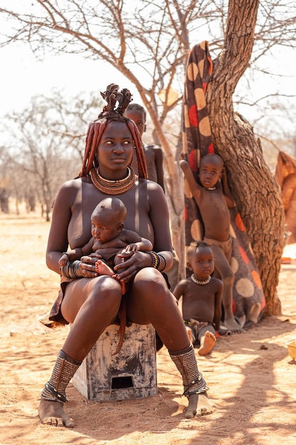Mulher africana com um bebê nos braços da tribo Himba. Namíbia. África
