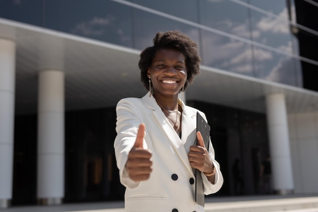 mulher africana elegante em terno branco com gesto de mão