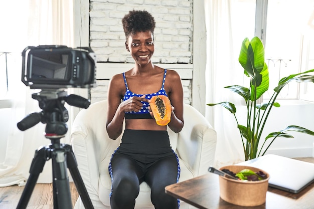 Mulher africana em roupas esportivas vlogs sobre as propriedades de um pai