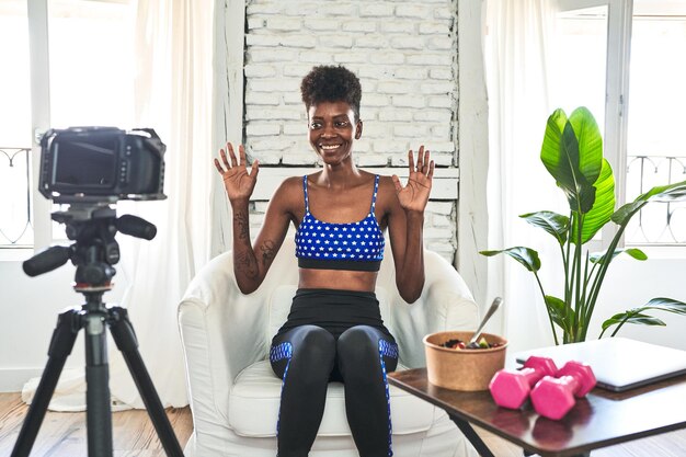 Mulher africana enérgica em roupas esportivas compartilha fitness e bem-estar