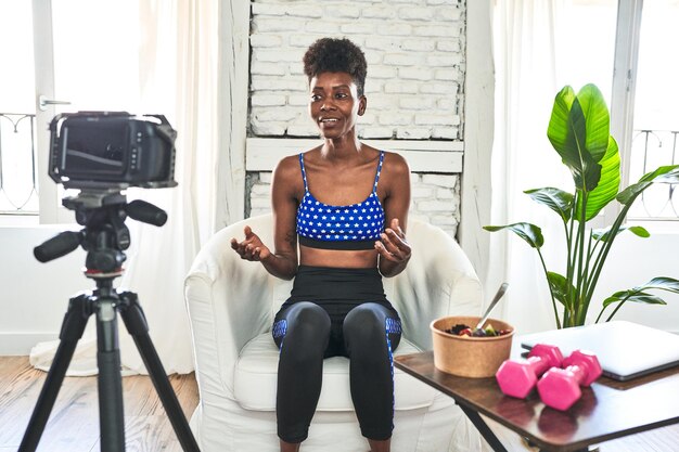 Mulher africana enérgica em roupas esportivas compartilha fitness e bem-estar