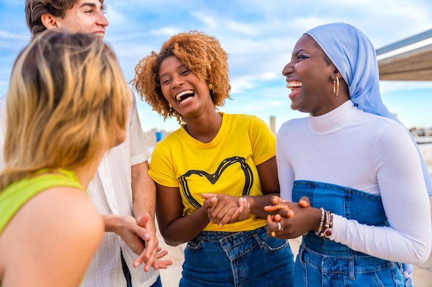 Mulher africana falando com amigos em uma conversa feliz ao ar livre