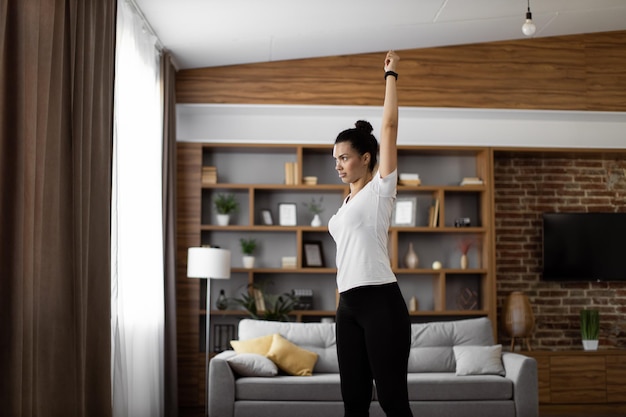 Mulher africana fazendo exercícios de fitness em casa