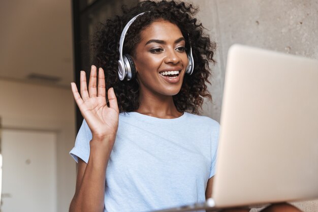 Foto mulher africana feliz em fones de ouvido