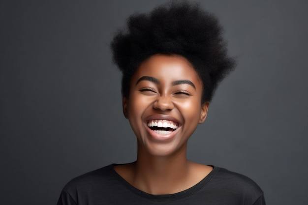 Foto mulher africana feliz em fundo cinza