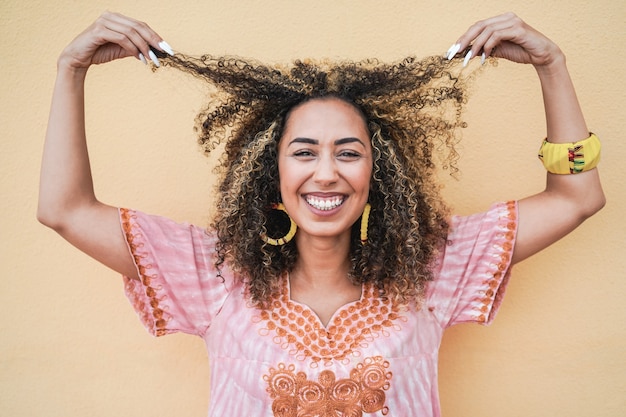 Foto mulher africana feliz sorrindo para a câmera - foco no rosto