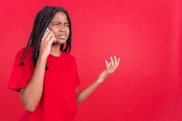 Foto mulher africana irritada falando com o celular