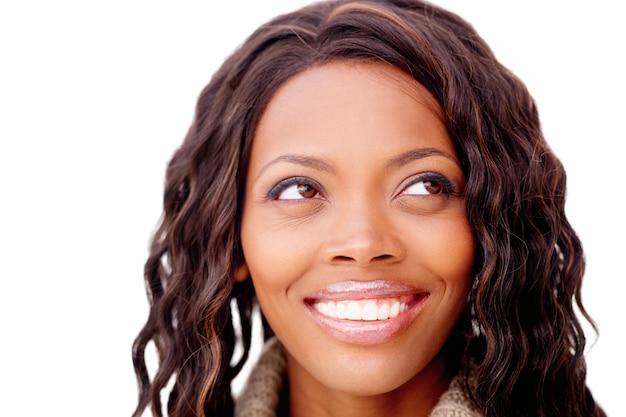 Mulher africana pensando e headshot de estúdio com sorriso visão e ideias por fundo branco Menina memória feliz e nostalgia com decisão de escolha e lembrar com solução de pergunta e beleza