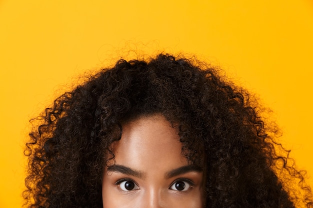 Foto mulher africana posando isolado sobre o espaço amarelo.