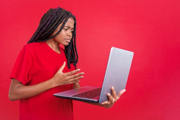 Mulher africana tendo um problema com um laptop