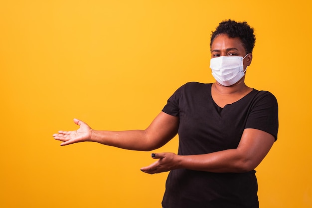 Mulher africana usando protetor facial durante o surto de coronavírus.