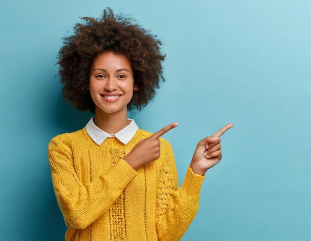 Foto mulher afro alegre aponta para um lado no espaço de cópia em fundo azul