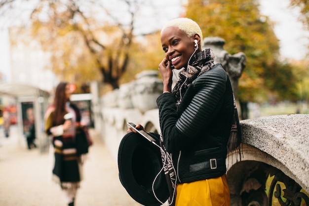 Mulher afro-americana ao ar livre