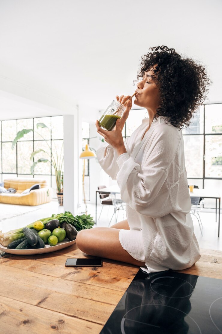 Foto mulher afro-americana bebendo suco verde com canudo de bambu verticalhealthy lifestylecopy space