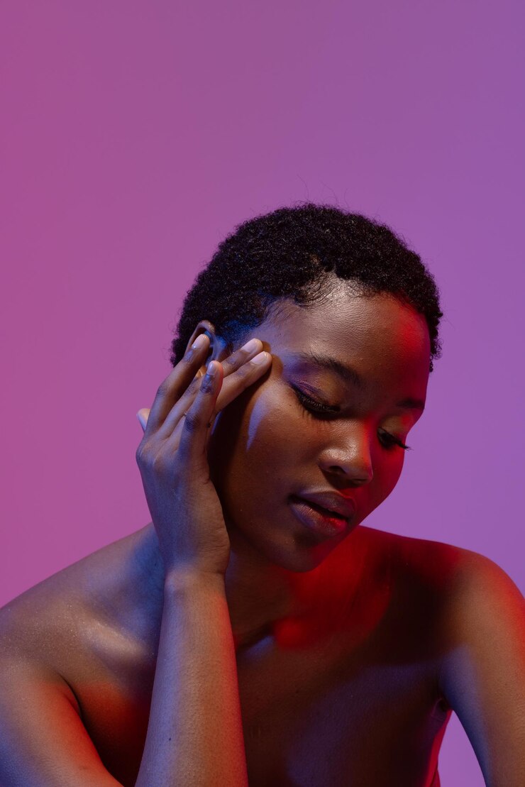 Foto mulher afro-americana com cabelo curto e olhos fechados tocando o rosto com espaço de cópia roxo
