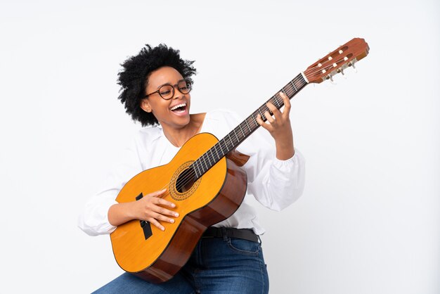 Mulher afro-americana com guitarra