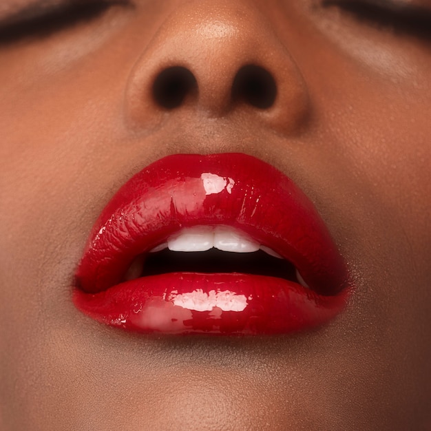 Foto mulher afro-americana com lábios vermelhos