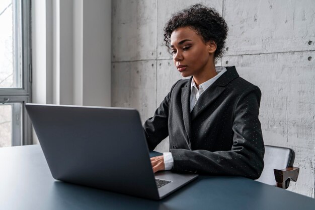 Mulher afro-americana com laptop no escritório