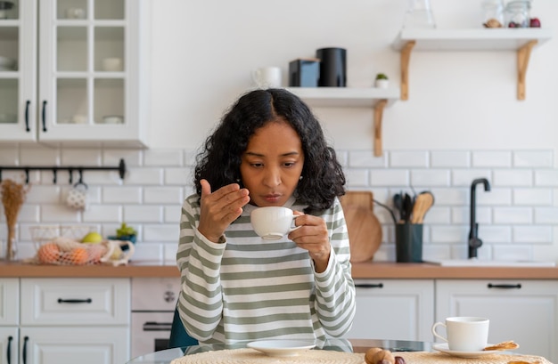 Mulher afro-americana com longa síndrome covid perda de conceito de cheiro falta de sabor de café