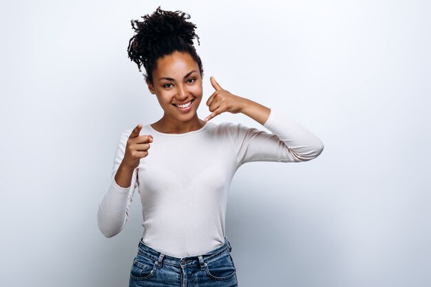 Mulher afro-americana com uma blusa branca