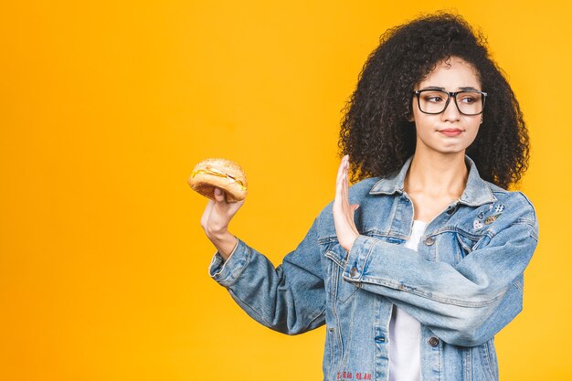 Foto mulher afro-americana comendo hambúrguer