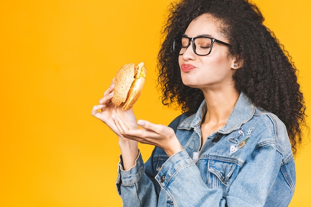 Foto mulher afro-americana comendo hambúrguer