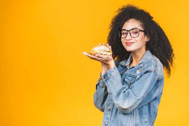 Foto mulher afro-americana comendo hambúrguer