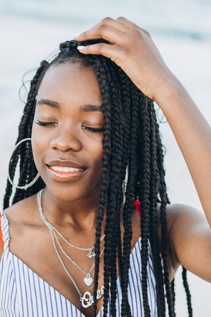 Mulher afro-americana de raça negra de beleza com cabelo longo encaracolado