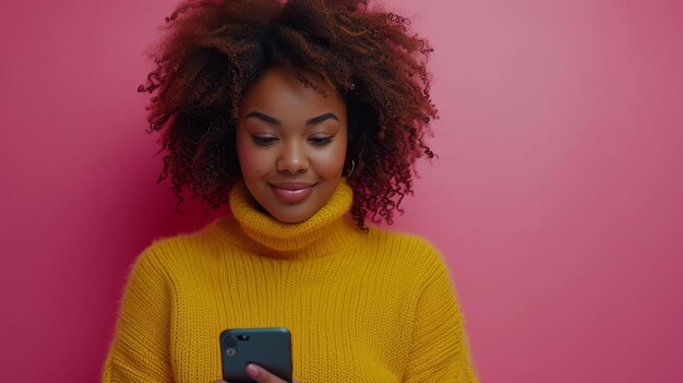 Foto mulher afro-americana de tamanho maior usando smartphone enviando mensagens de texto enquanto está de pé posando contra um fundo rosa grande conceito de aplicativo móvel comprimento completo e espaço de cópia