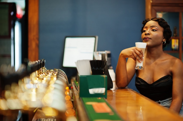 Mulher afro-americana elegante em um bar