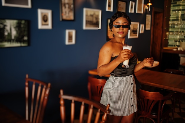 Mulher afro-americana elegante em um bar