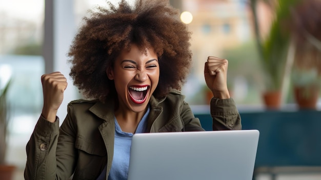 Mulher afro-americana em êxtase celebra o sucesso do trabalho on-line