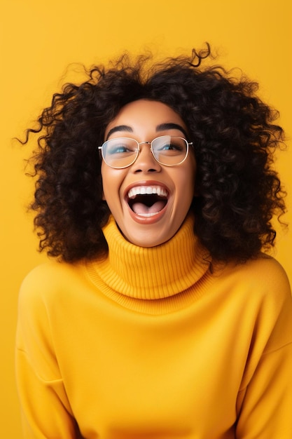 Foto mulher afro-americana entusiasmada abrindo um presente em fundo amarelo