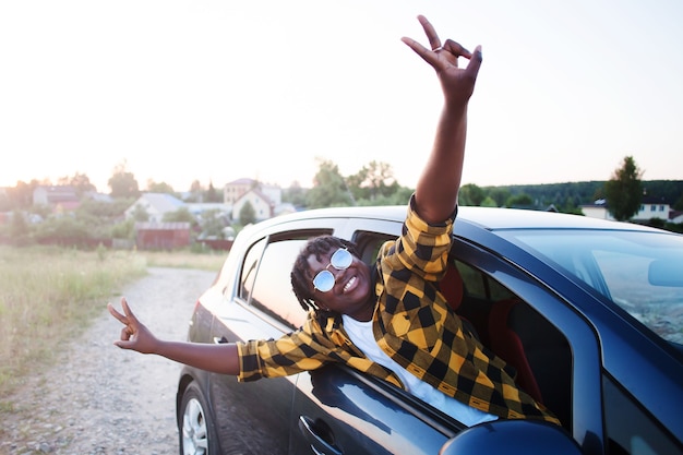 Mulher afro-americana feliz em um carro, estilo de vida
