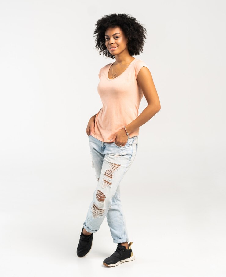 Foto mulher afro-americana feliz isolada no branco.
