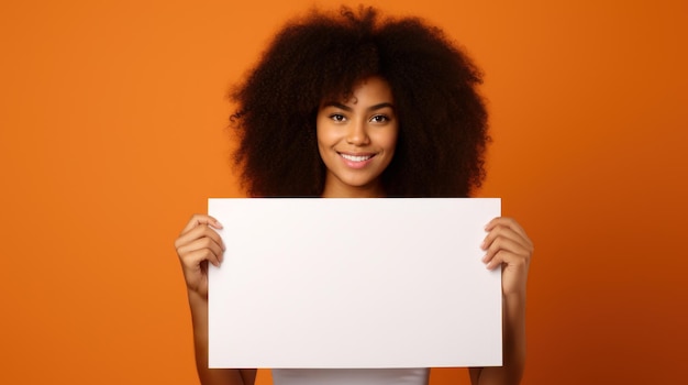 Foto mulher afro-americana feliz segurando um cartaz branco em suas mãos