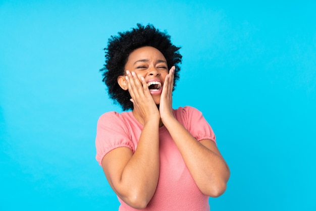 Mulher afro-americana isolada com expressão facial surpresa