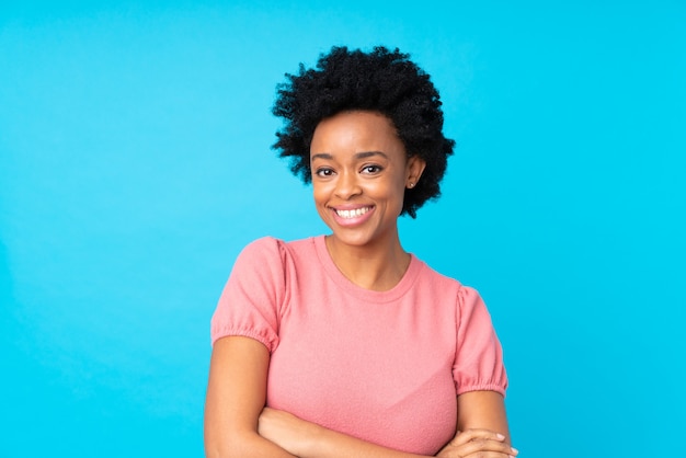 Mulher afro-americana isolada fundo azul rindo