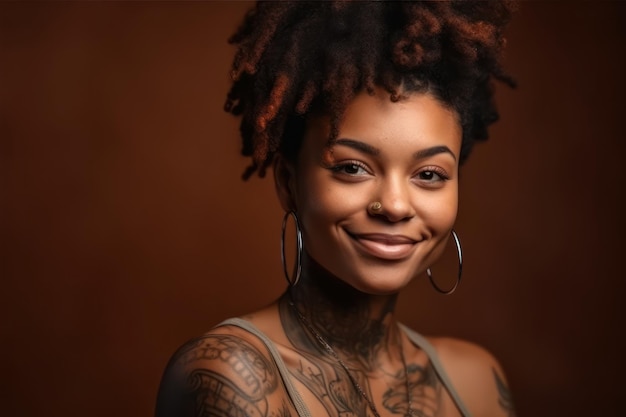 Mulher afro-americana jovem atraente com confiança olhando para a câmera e sorrindo uma garota um pouco elegante com tatuagem no braço posando no estúdio em fundo marrom Retrato de pessoas de estilo de vida