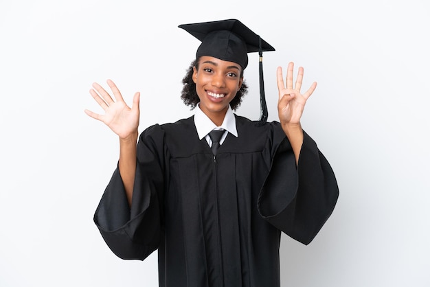 Mulher afro-americana, jovem universitária, isolada no fundo branco, contando nove com os dedos