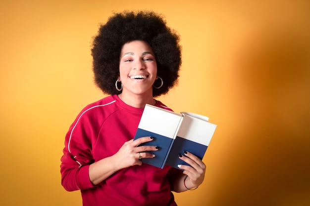 Foto mulher afro-americana lendo um livro