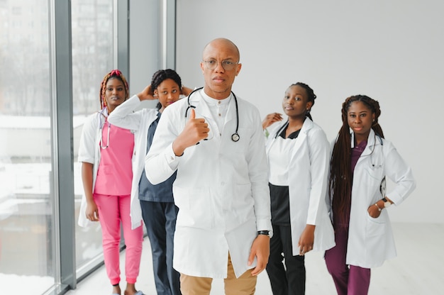 Mulher afro-americana médica negra e grupo médico