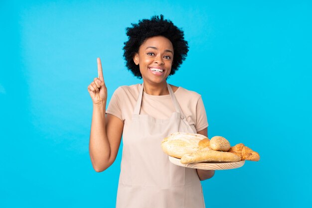 Mulher afro-americana padeiro parede azul