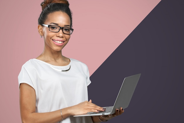 Foto mulher afro-americana, segurando laptop