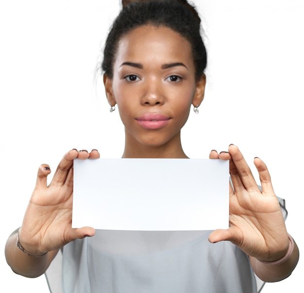 Foto mulher afro-americana, segurando o papel em branco
